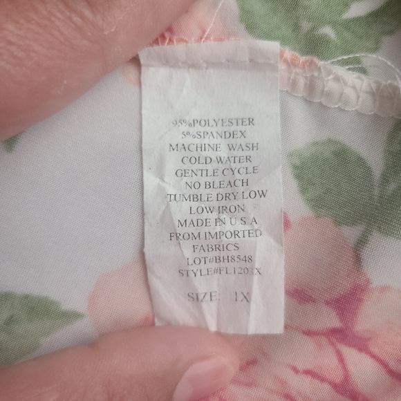 Beautiful Floral Top Size 1X - Picture 4 of 4